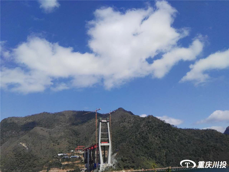 蓝天白云下的红水河与塔机